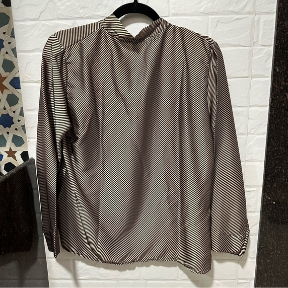 Gold full sleeves top with a knot ✨👚 - Picture 2 of 4